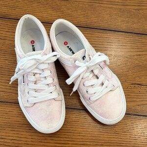 Airwalk Women's Light Pink Lace-Up Sneakers